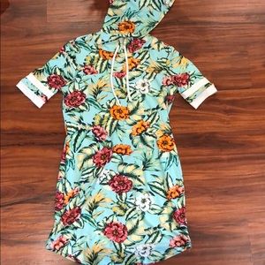 Floral Body con tee-shirt dress with hood